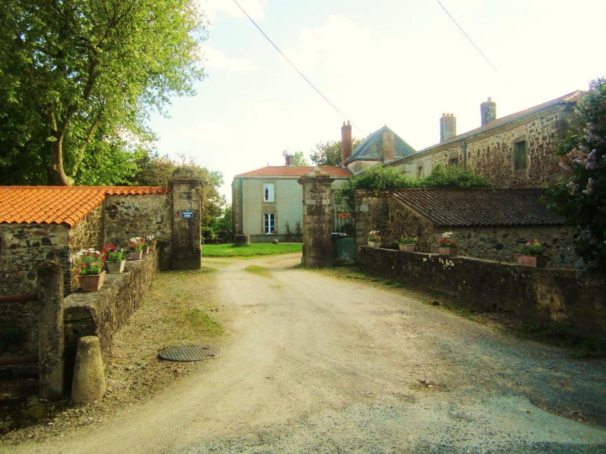 Le Manoir "Aux Douves" Bed & Breakfast Bazoges-en-Paillers Exterior photo