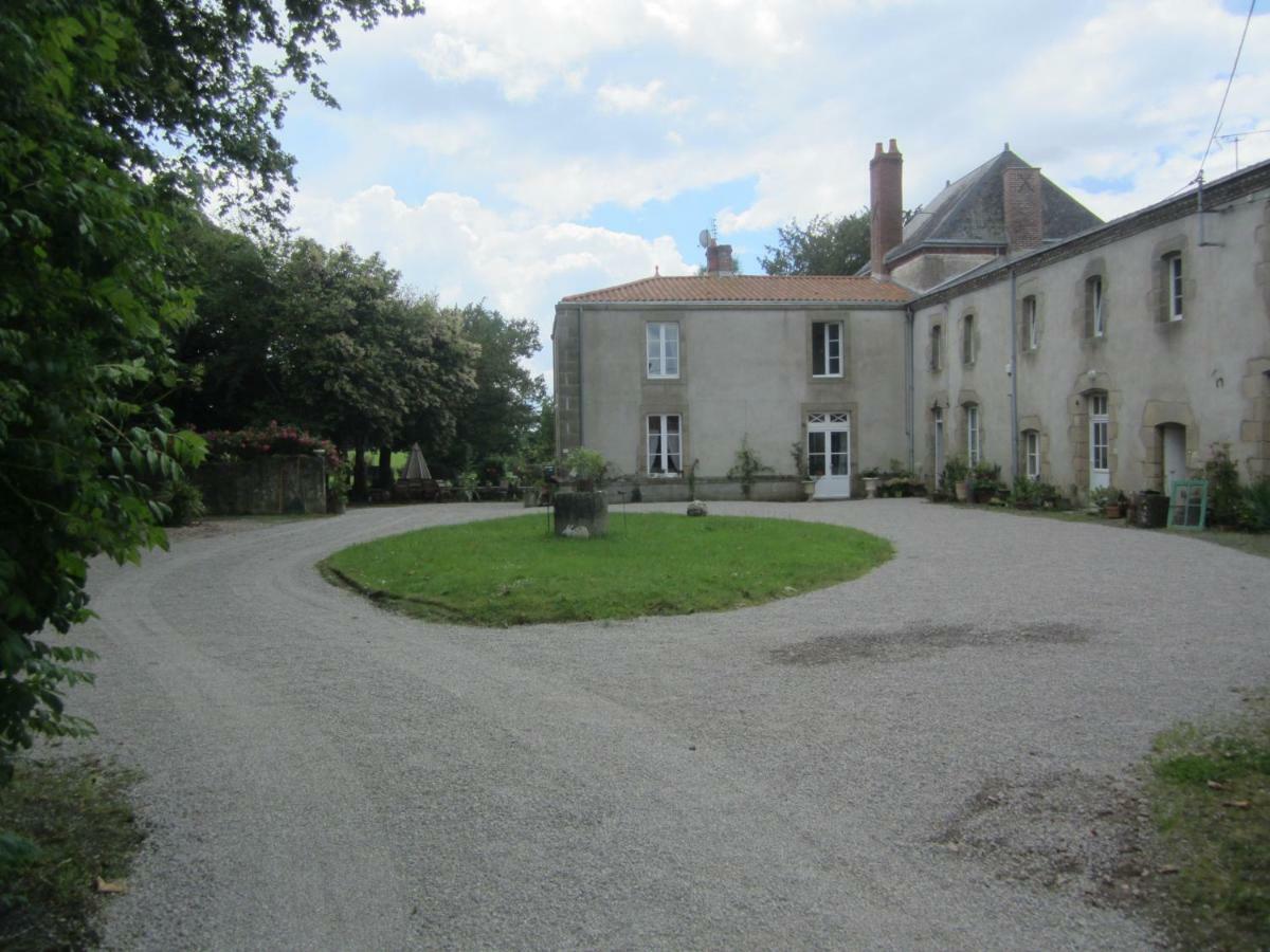 Le Manoir "Aux Douves" Bed & Breakfast Bazoges-en-Paillers Exterior photo